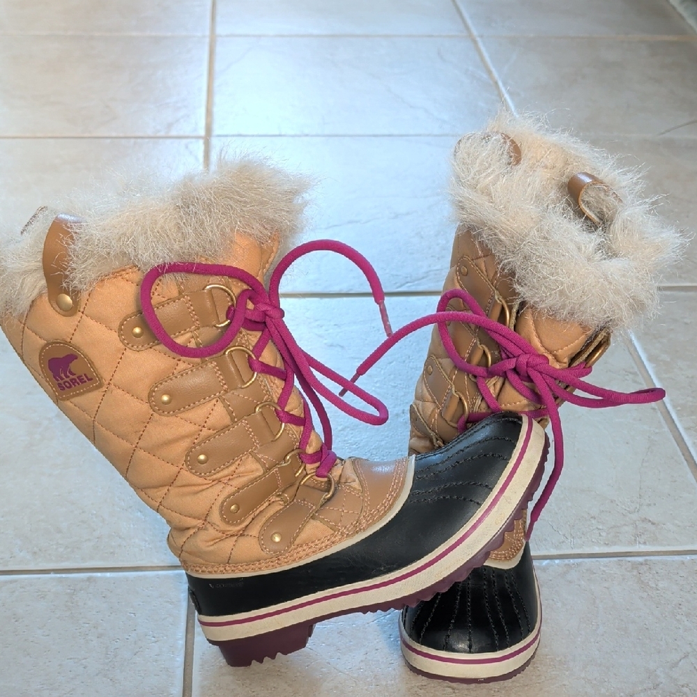Sorel Tan Quilted Winter Boots with Pink Laces and Black Rubber Toe Girls Size 6